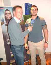 Ralf Borchard im Interview mit Luka Radat, dem "Spotter" des Fanclubs. Radat versucht Gewalt unter den kroatischen Fans von Anfang an zu verhindern. Foto: BR | Stjepan Milcic