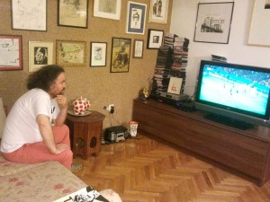 Miljenko Jergovic verfolgt gespannt das Spiel Mexiko-Kroatien. 