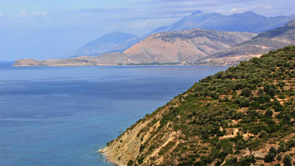 Mit dem EU-Kandidatenstatus will Albanien versuchen vermehrt Touristen anzulocken. Das Meer und die Berg dafür sind wie hier in der Region Saranda an der Küste des Ionischen Meeres auf jeden Fall vorhanden. Foto: picture alliance/dpa
