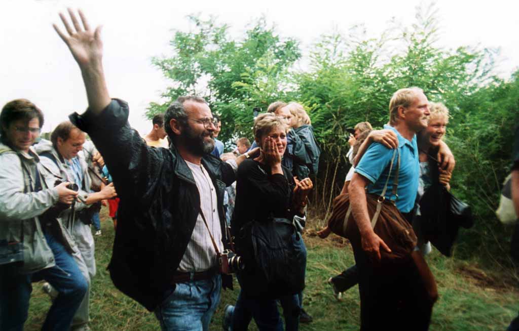 Etwa 600 DDR-Bürger nutzten ein paneuropäisches Picknick an der ungarisch-österreichischen Grenze, bei dem ein Grenztor symbolisch geöffnet wurde, zur Flucht in den Westen. Foto: picture alliance/dpa