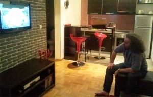 Miljenko Jergovic schaut das 1:0 zwischen Ghana und Bosnien und Herzegowina in einem Belgrader Ferien-Appartement.