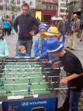 Wer noch nicht bis spät in die Nach aufbleiben darf, spiel das Spiel schonmal im Vorraus auf dem kleinen Platz aus.