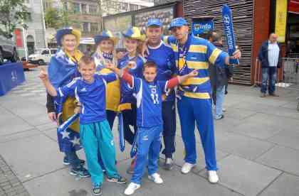 in Sarajewo gibt er nur noch eine Möglichkeit sich zu gleiden: Blau und Gelb.