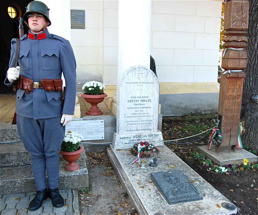 Mahnwache am Horthy Mausoleum. Foto: BR | Stephan Ozsváth