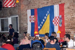 Hier wird allen Ländern des ehemaligen Jugoslawien die Daumen gedrückt. Die serbische, bosnisch und herzegowinische und kroatische Fahne hängen hier nebeneinander. (von li. nach re.)