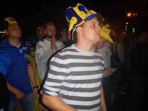 Gebannt wird jeder Spielzug der bosnisch und herzegowinischen Nationalmanschaft verfolgt.