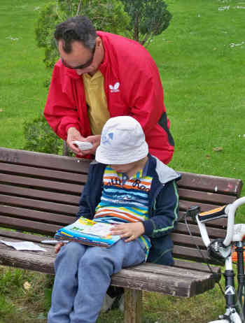 Jedes Wochenende wird der Stadtpark von Skopje zur großen Tauschbörse für Panini-Bilder - Foto: BR | Lyubisha Nikolovski