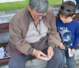 Jedes Wochenende wird der Stadtpark von Skopje zur großen Tauschbörse für Panini-Bilder - Foto: BR | Lyubisha Nikolovski