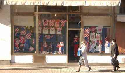 Die Fanartikel-Shops im Zentrum von Zagreb sind schon alle rot-weiß kariert. Foto: BR | Stjepan Milcic