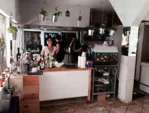 In der kleinen Küche des Purple Eat arbeiten ausschließlich Flüchtlinge, die von Abschiebung bedroht sind. Foto: BR | Srdjan Govedarica