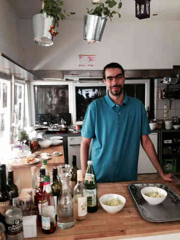 Kourosh Allahyari (32) vom Verein Purple Sheep kümmert sich um die Öffentlichkeitsarbeit des Restaurants. Foto: BR | Srdjan Govedarica