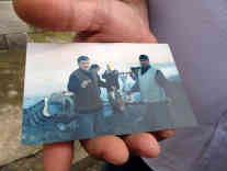 Bulgarien | Tutrakan - Der Museumswärter im Fischereimuseum von Tutrakan zeigt Bilder vom Störfang vor dem Verbot - Foto: BR | Camelia Ivanova