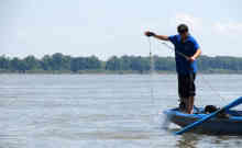 Bulgarien | Tutrakan - Der 22jährige Pavlin hilft seiner Mutter Milena beim Fischen - Foto: BR | Camelia Ivanova