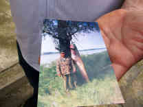 Bulgarien | Tutrakan - Der Museumswärter im Fischereimuseum von Tutrakan zeigt Bilder vom Störfang vor dem Verbot - Foto: BR | Camelia Ivanova