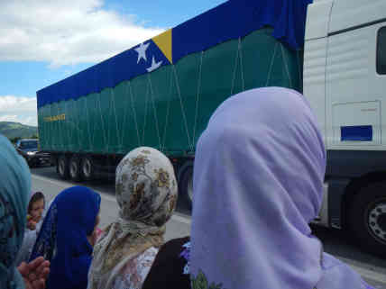 Srebrenica - Dieser LKW brachte die 175 Särge von Visoko in der Nähe von Sarajevo nach Srebrenica - Foto: BR | Eldina Jasarevic