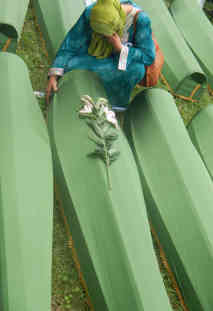 Srebrenica - 175 Särge wurden am 11.07.2014, dem 19. Jahrestag des Massakers, in die Erde gelassen - Foto: BR | Eldina Jasarevic