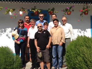 Rumänien | Donaudelta - Die Idylle trügt - Umweltaktivist Liviu Mihaiu (Mitte) ist ein streitbarer Mann. Hier nach Überzeugungsarbeit mit den EU-Kommissaren Dacian Ciolos und Janez Ptocnik. Foto: BR | Liviu Mihaiu