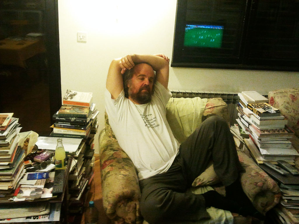 Der Kommentar Miljenko Jergovics kommt diesmal aus der platonischen Höhle seines Wohnzimmers. Man sieht ihn umgeben von Büchern, während sich hinter seinem Rücken, an der Höhlenwand, die Schatten der großen Fußballgeschichte abzeichnen… - Foto: BR