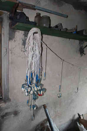 Karmak - Dieses Seil, an dem sich in kurzen Abständen 10 Zentimeter große Widerhaken befinden, wird von den Wilderern zum Störfang verwendet. Foto: WWF Bulgarien | Veselin Koev