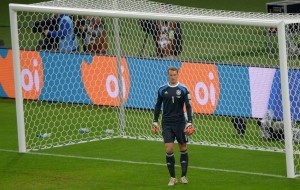 WM 2014 - Manuel Neuer hält die gegnerische Kontraparade auf - Foto:  picture alliance / dpa 