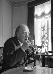 Jorge Luis Borges (*1899; † 1986) war argentinischer Schriftsteller und verfasste eine Vielzahl phantastischer Erzählungen, Gedichte und Kurzgeschichten.
