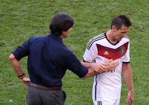 Miroslav Klose und Joachim Löw. Mit dem 1:0 Sieg gegen Frankreich zieht Deutschland ins WM-Halbfinale ein. Foto: picture alliance/dpa