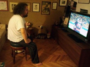 Beim 0:3 rückt Jergovic zu Hause nah ran.