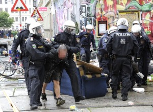 Wien - Sympathisanten der Hausbesetzer, die vor dem Haus den Einsatz zu behindern versuchten, wurden ebenfalls von der Polizei abgeführt. Foto: picture alliance / dpa