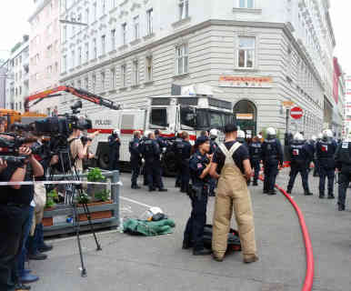 Wien - Das Polizei- und Maschinenaufgebot für die Räumung war gewaltig - Foto: BR | Susanne Glass