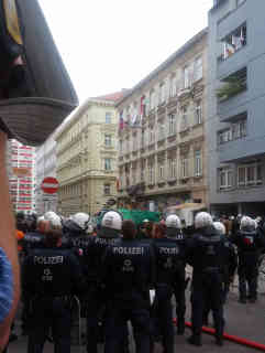 Wien - Für die Bewohner der angrenzenden Häuser gab es, trotz Platzverbots, die besten Beobachtungsposten - Foto: BR | Susanne Glass