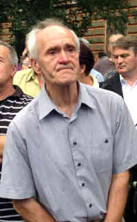 Visoko - Trauer bei den Menschen, die sich zur Verabschiedung des LKWs mit den Särgen für Srebrenica versammelt haben - Foto: BR | Eldina Jasarevic