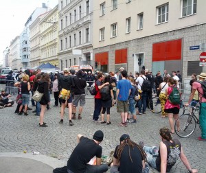 Wien - Schaulustige beobachten das Räumungsspektakel - Foto: BR | Susanne Glass