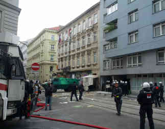 Wien - Um die Barrikaden der Hausbesetzer zu durchbrechen, kam auch ein Räumpanzer zum Einsatz - Foto: BR | Susanne Glass