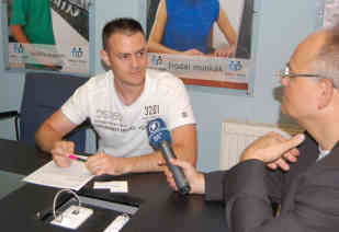 Ungarn - Balaton (Veszprem) - Balazs Krancz (li.) von der Studentenarbeitsvermittlung kann bis zu 200 Schüler und Studenten pro Tag vermitteln, Fachkräfte fehlen aber - Foto: BR | Attila Poth