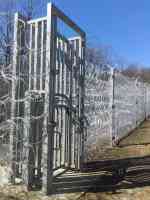 Tor im Stacheldrahtzaun