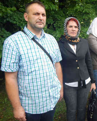 Visoko - Hasmir Muratovic mit seiner Frau - sein Vater wird 19 Jahre nach dem Massaker begraben - Foto: BR | Eldina Jasarevic