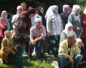 Visoko - Viele Menschen haben sich versammelt, um sich von den Toten zu verabschieden - Foto: BR | Eldina Jasarevic