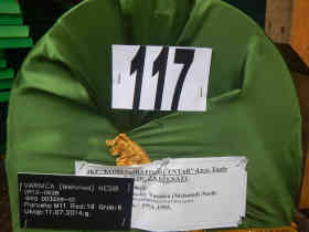 Srebrenica - Einer der 175 Särge die dieses Jahr in Srebrenica in die Erde gelassen werden - Foto: BR | Eldina Jasarevic