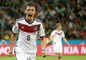 WM 2014 - Mesut Oezil schießt das 2. Tor zum 2:0 gegen Algerien - Foto:  picture alliance / dpa 