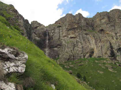 Bulgarien: Der Wasserfall "Raysko Praskalo" ist mit 124.5 Metern der höchste Wasserfall Bulgariens und Teil des Reservats Dzhendema, das das größte Reservat im Nationalpark "Zentraler Balkan" ist - Foto: BR | Camelia Ivanova