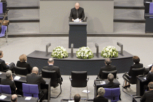 Imre Kertesz als Gastredner während der Gedenkstunde für die Opfer des Nationalsozialismus im Deutschen Bundestag am 29.01.2007. - Foto: picture-alliance/ dpa