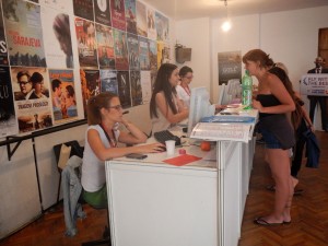 Sarajevo Filmfestival 2014 - Am Ticketschalter ist immer etwas los - an die 100.000 Besucher zählt das Filmfestival jedes Jahr - Foto: BR | Eldina Jasarevic