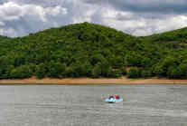 Kosovo - Der Batllava See in der Nähe von Prishtina lädt zu einer Bootsfahrt ein - Foto: BR | Besnik Hamiti