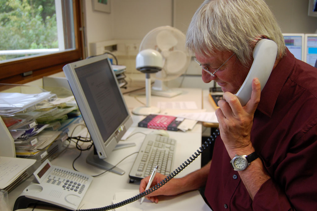 Franz Bumeder bei der Recherchearbeit im Studio Wien - Foto: BR | Karin Straka