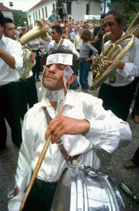 Serbien: Trompetenfestival in Guca - das Honorar vom Publikum wird entweder auf die schweißnasse Stirn des Musikers geklebt oder in das Instrument gesteckt - Foto:  picture-alliance / dpa 