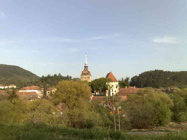 Rumänien - Keisd: Bauerngotik und barocker Kirchturm setzen einen kräftigen Akzent im hügeligen Auf-und-Ab der siebenbürgischen Landschaft. Foto: BR | Herbert Gruenwald