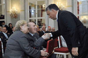Premierminister Viktor Orban überreicht Imre Kertesz den Preis - Foto: picture alliance / dpa