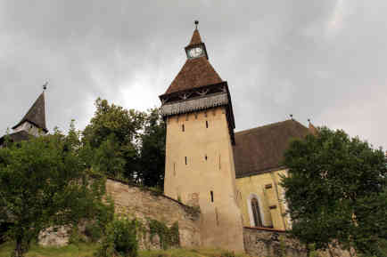 Rumänien - Birthälm: Etwa 150 Kirchenburgen prägen mit ihren Türmen die Landschaft Siebenbürgens. Ihre doppelte Ringmauer und die gotische Hallenkirche machen die Birthälmer Kirchenburg zu einer der imposantesten. - Foto: BR | Iulian Comanescu