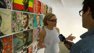 Die Künstlerin Kriszta Nagy präsentiert ihre Arbeiten im ARD Interview - Foto: BR | Attila Poth