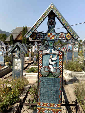 Rumänien - Sapanta: Die bunten Porträts auf den Holzkreuzen des "lustigen" Friedhofs legen auch ein kulturgeschichtliches Zeugniss über Berufe, Hobbys, soziale oder politische Umstände ab. Foto: BR | Herbert Gruenwald